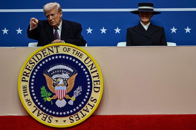 Meme kovanci črpajo iz navdušenja spletnih skupnosti nad kaotično neresnostjo interneta. Svoja kovanca imata tudi Donald in Melania Trump. FOTO: Angela Weiss/AFP


 
