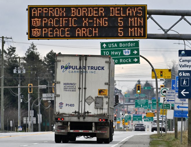 Trump je umaknil grožnjo s carinami, izdajanje novih vizumov na ameriškem veleposlaništvu v Bogoti pa se bo nadaljevalo šele po pristanku prvega letala z deportiranci. FOTO: Jennifer Gauthier/Reuters