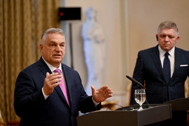 Viktor Orbán in njegov slovaški kolega Robert Fico vse bolj delujeta kot Putinova zaveznika v EU. FOTO: Radovan Stoklasa/Reuters