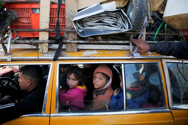 Izrael je dostop do severa enklave blokiral desettisočim ljudem. FOTO: Hatem Khaled/Reuters