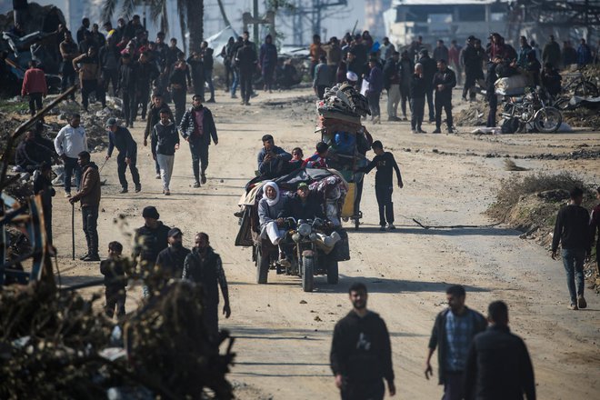 Svojo lastnino prenašajo v plastičnih vrečkah in predelanih žakljih za moko. FOTO: Eyad Baba/AFP