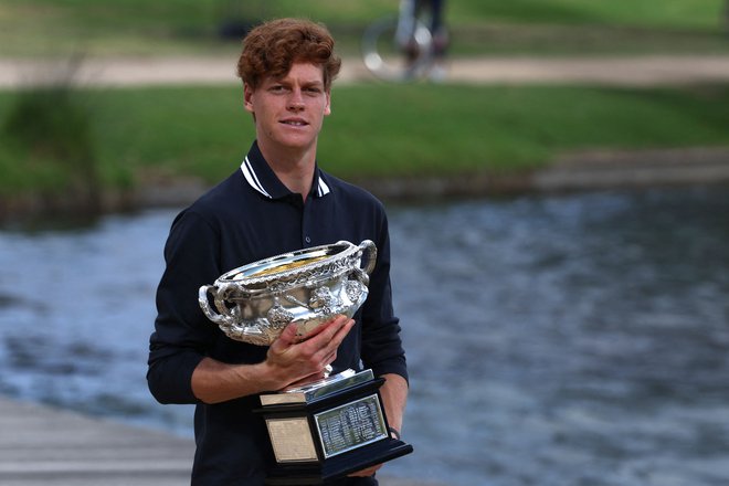 Jannik Sinner s pokalom Normana Brooksa. Foto David Gray/AFP