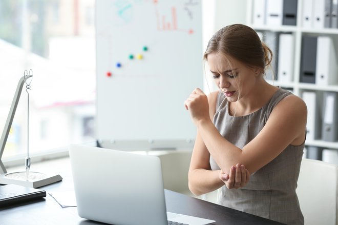 Najpogostejši razlogi za pojav teniškega komolca so ponavljajoči se gibi zapestja in roke. FOTO: Shutterstock