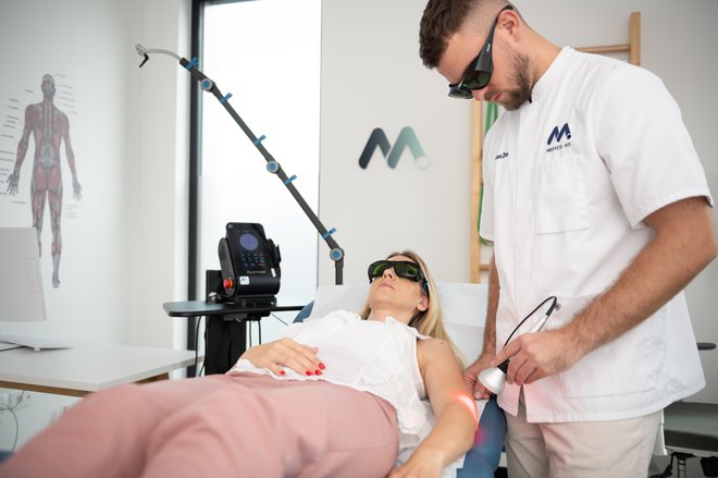 Celostni pristop k zdravljenju teniškega komolca, kot ga ponujajo v kliniki Medicofit, vključuje natančno diagnozo in individualno prilagojen program rehabilitacije. FOTO: Medicofit