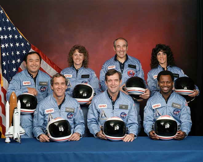 Posadka STS-51L: zadaj stojijo Ellison Onizuka, Christa McAuliffe, Gregory Jarvis in Judith Resnik, spredaj pa pilot Michael Smith, poveljnik Francis Dick Scobee in Ronald McNair. FOTO: Nasa