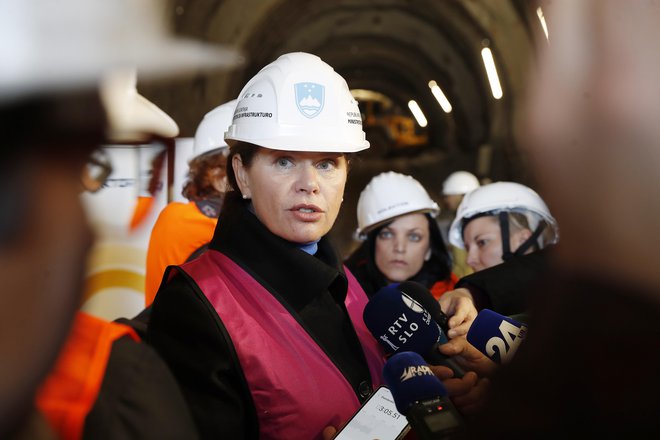 Odprto pismo naslavljam na spoštovano ministrico za infrastrukturo, gospo Alenko Bratušek, kot najbolj odgovorno in pristojno osebo za razvoj železniške infrastrukture v Sloveniji (na fotografiji 15. februarja 2023 na Kozini). FOTO: Leon Vidic/Delo