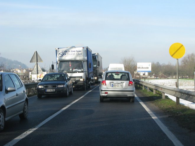 Dodajam še vprašanje, kdaj bo vas Medno dobila prehod za pešce čez regionalno cesto Ljubljana–Medvode FOTO: Marjana Hanc