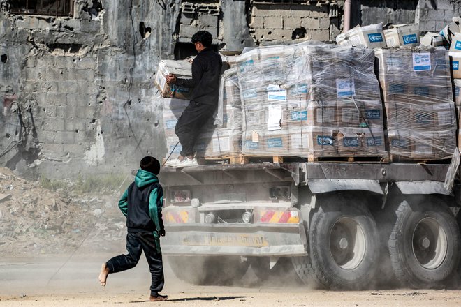 Palestinsko islamistično gibanje Hamas je posrednikom v pogajanjih predalo seznam z imeni, na katerem je navedeno, da je od skupno 33 izraelskih talcev še vedno živih 25. FOTO: Bashar Taleb/AFP