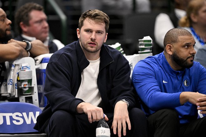 Luka Dončić med sedenjem na klopi ni bil dobre volje. Foto Jerome Miron/Reuters