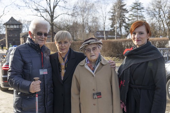 Janez Žmavc, predstavnik ukradenih otrok, Mira Lipičar, nekdanja taboriščnica, s predsednico republike Natašo Pirc Musar in ministrico za kulturo Asto Vrečko. FOTO: Matjaž Klemenc 