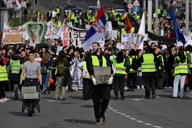 Študentje so v protestu proti korupciji za 24 ur zaprli eno glavnih prometnih vozlišč v Beogradu in celoten vrh Srbije spravili pred televizijske kamere, kjer so jih rotili, naj se vrnejo k dialogu in v predavalnice. FOTO Andrej Isakovic Afp