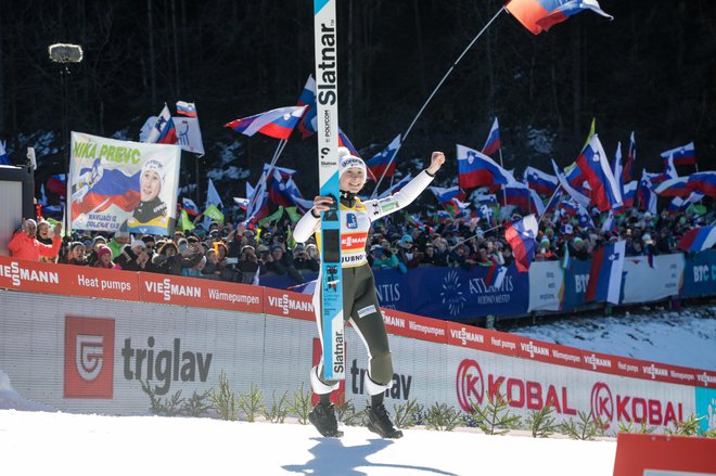 Če bi se uresničile črne slutnje, bi lahko Nika Prevc s kolegicami ostala brez skakalnega praznika na Ljubnem ob Savinji. FOTO: Voranc Vogel/Delo