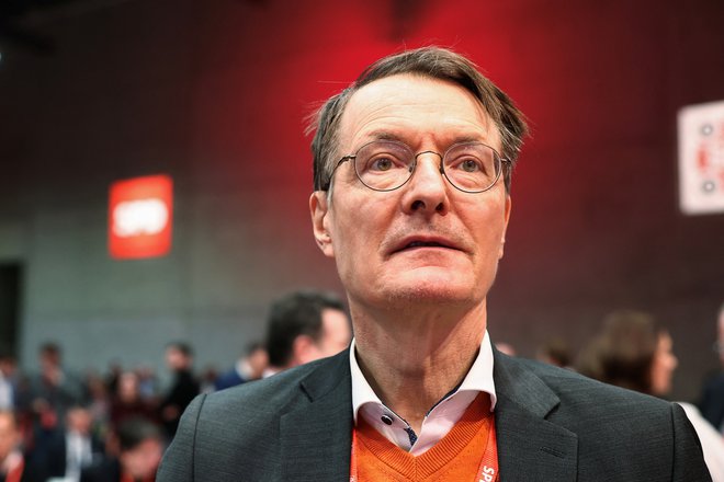 Minister za zdravje Karl Lauterbach (SPD) je z objavo na omrežju x, v kateri je okrcal predsednika CDU Friedricha Merza, češ da je pripravljen sodelovati z nacisti, spodbudil žolčno razpravo. FOTO: Liesa Johannssen/REUTERS