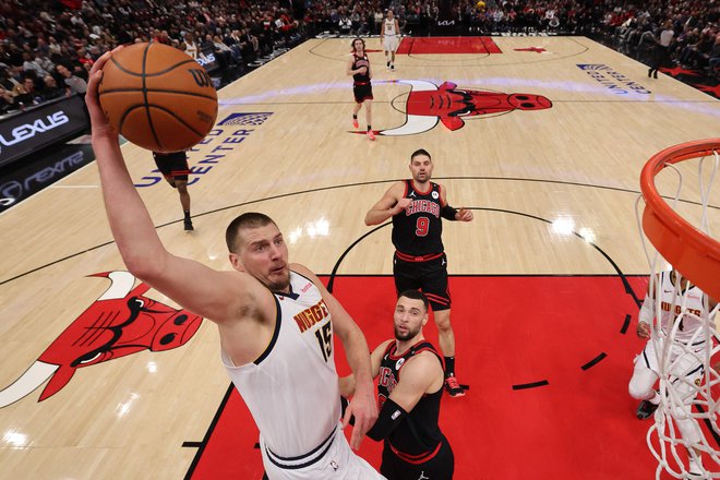 Nikola Jokić je vknjižil trojni dvoček. FOTO: Michael Reaves Getty Images Via AFP