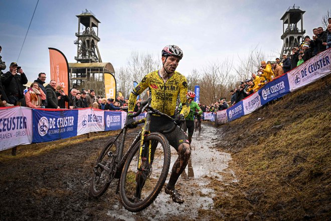 Wout van Aert po poročilih belgijskih medijev za vsak nastop na dirkah ciklokrosa dobi med 20 in 30 tisoč evrov štartnine. FOTO: Luc Claessen/AFP