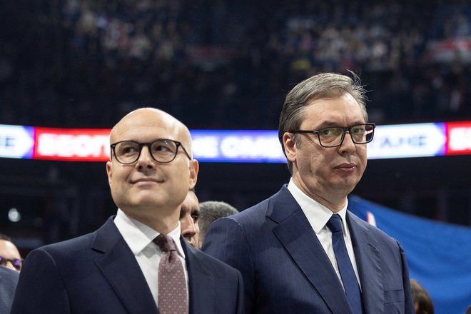 Srbski premier Miloš Vučević (levo) odstopa. FOTO: Marko Djurica/Reuters