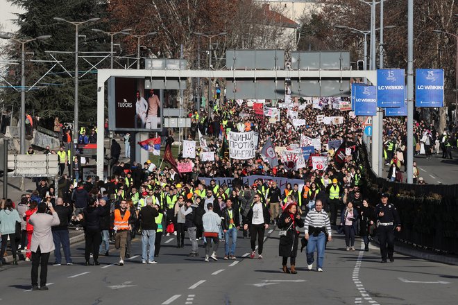 Študentski protesti so ohromili državo. FOTO: Djordje Kojadinović/Reuters