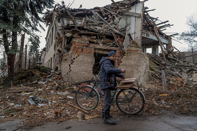 Pokrovsk je še eno od redkih ukrajinskih obrambnih oporišč v Doneški oblasti. A tudi tega ruske sile čedalje bolj stiskajo v obroč. FOTO: Anton Šinkarenko/Reuters