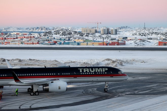 Še pred vnovičnim vzponom na oblast je Donald Trump na Grenlandijo poslal svojega sina Dona in tako še poglobil ugibanju o ameriških apetitih po otoku. FOTO: Emil Stach/Reuters