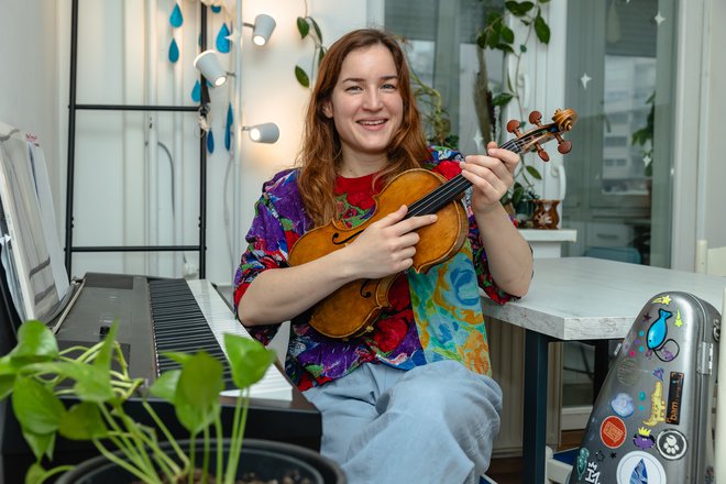 Skladateljica, pevka in violinistka Ana Mezgec prepleta slovenski šanson, jazz in folk glasbo. FOTO: Črt Piksi/Delo