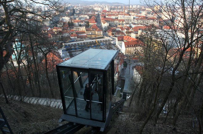 Tirna vzpenjača je samo lani prepeljala 575.222 obiskovalcev in ob tem dosegla nov mejnik – v juliju je prepeljala že šestmilijontega potnika od začetka obratovanja. FOTO: Igor Zaplatil