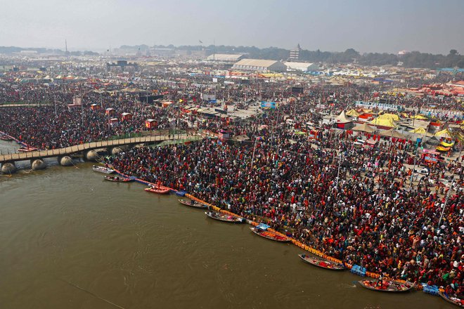 Umivanje na sotočju rek Ganges in Jamune v Prayagraju naj bi odplaknilo grehe. FOTO: Niharika Kulkarni/AFP