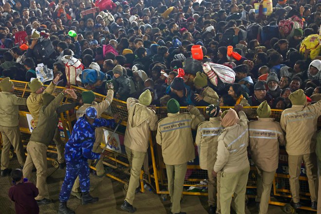 V stampedu je po prvih ocenah umrlo od 15 do 38 ljudi, končno število bi lahko bilo še višje. Mnogi so poškodovani. FOTO: Niharika Kulkarni/AFP