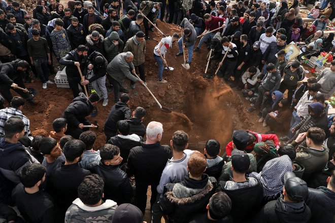 Kurdi v Siriji pokopavajo ubite v napadih Turčije in proturških islamističnih milic. FOTO: Orhan Qereman/Reuters