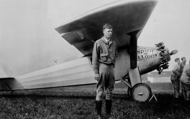 Letalec in njegov stroj, Charles Lindbergh in Spirit of St. Louis, s katerim je maja 1927 poletel od New Yorka do Pariza. FOTO: Bridgerman Images/Reuters Connect