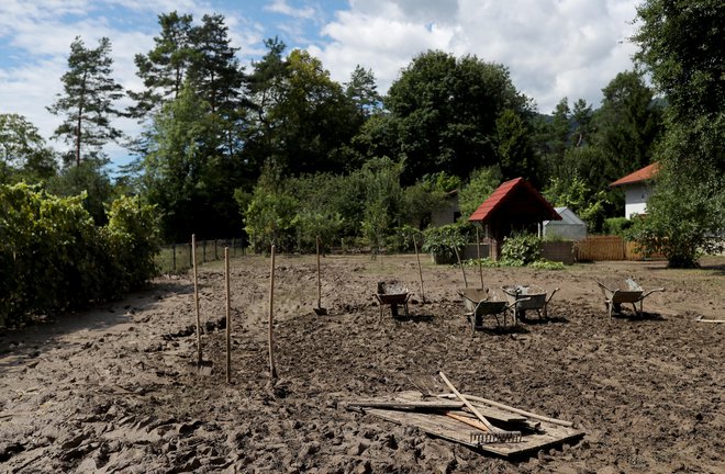 Slovenci smo narod samograditeljev. Če se le da, bomo vse naredili sami. Če bodo prišli pomagat še prijatelji, bo vse hitro narejeno. FOTO: Blaž Samec/Delo