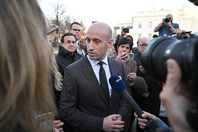 Predsednikov namestnik vodje kabineta Stephen Miller ocenjuje, da je večina od dveh milijonov kariernih državnih uradnikov skrajno levo ­usmerjenih. Foto Roberto Schmidt/AFP