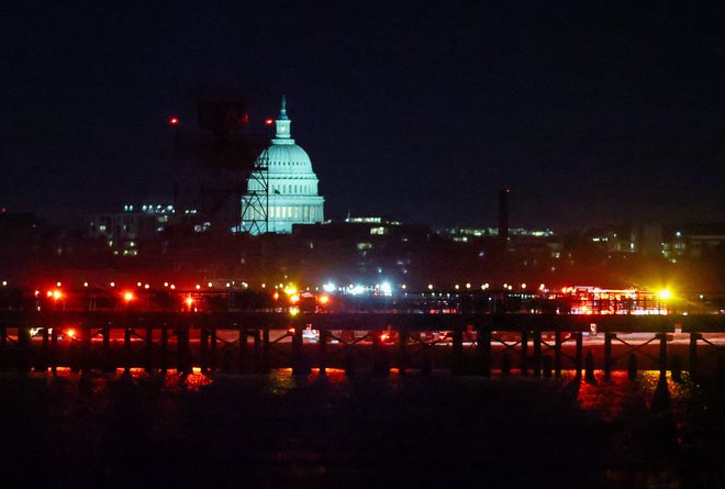 Kamere Kennedyjevega centra više ob reki Potomac so malo pred 21. uro po vzhodnoameriškem času posnele eksplozijo po trku. FOTO: Win Mcnamee/AFP