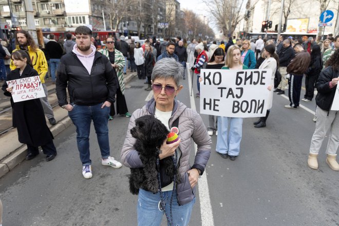 Študentje srbskih univerz, ki že tretji mesec blokirajo delovanje fakultet z zahtevo pristojnim institucijam, da opravijo svoje delo in preiščejo okoliščine nesreče FOTO: Djordje Kojadinovic/Reuters