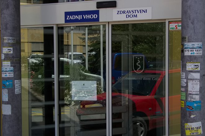 Kot so ugotovili policisti v preiskavi, so se dogovarjanja nanašala na investicije oziroma materialno tehnična sredstva ter storitve, potrebne za nemoteno delovanje javnega zavoda, ne pa na dobavo medicinske opreme oziroma zdravil. Fotografija je simbolična. FOTO: Brane Piano/Delo