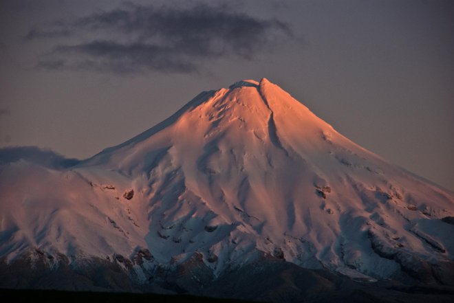 Gora Taranaki oz. Mount Egmont ima za pripadnike plemena Taranaki poseben kulturni in duhovni pomen. FOTO: Phillip Capper/Wikimedia Commons Cc By 2.0