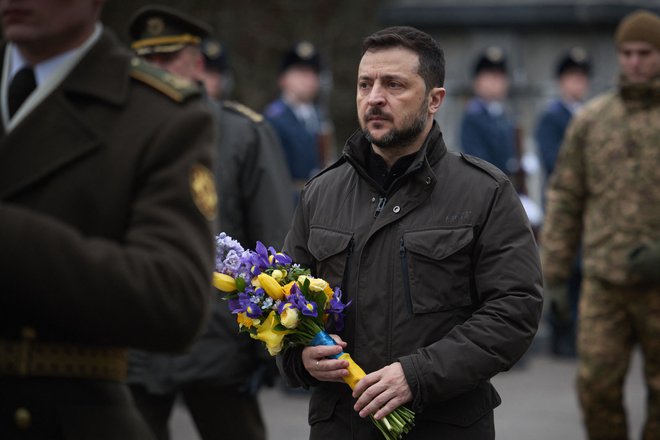 Ukrajinski predsednik Volodimir Zelenski je poudaril, da njegova država še vedno prejema vojaško pomoč od ZDA. FOTO: AFP