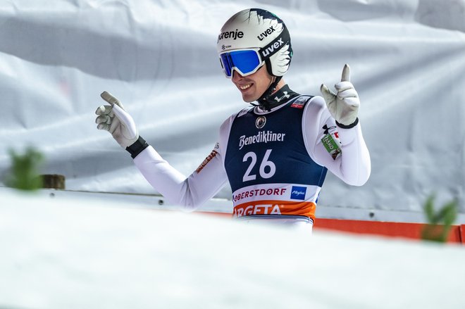 Timi Zajc, ki je predlani v Willingenu poletel kar 161,5 metra daleč in ob pristanku z velike višine padel, se je takole minulo soboto veselil zmage v Oberstdorfu. FOTO: Dominik Berchtold/OK Oberstdorf