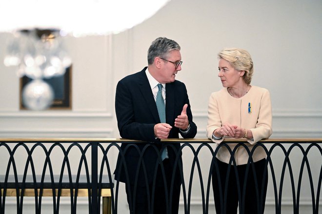 Britanski premier Keir Starmer med pogovorom s predsednico evropske komisije Ursulo von der Leyen med lanskima zasedanjem generalne skupščine OZN v New Yorku FOTO: Leon Neal/Reuters