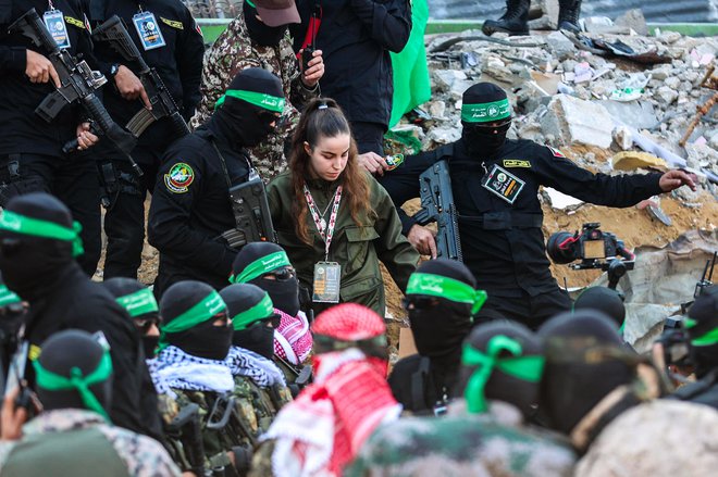 Najprej je danes Hamas izpustil 20-letno izraelsko vojakinjo Agam Berger. FOTO: Omar Al-qattaa/AFP