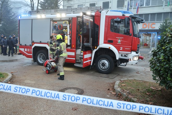 Gasilci so iz objekta evakuirali 363 ljudi in jih premestili v sosednji blok dijaškega doma. Požar so pogasili v dobri uri. FOTO: Jože Suhadolnik/Delo