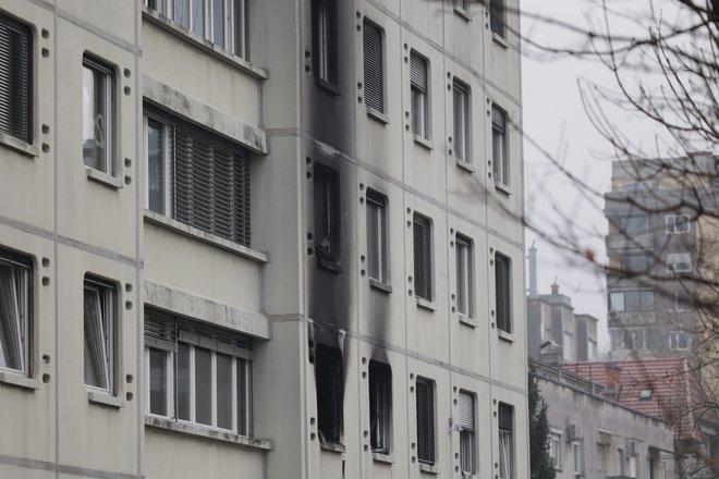 Požar se je ponoči, kot je na kraju dogodka ugotovila policija, s prvega nadstropja stavbe B močno razširil na ves objekt. FOTO: Črt Piksi