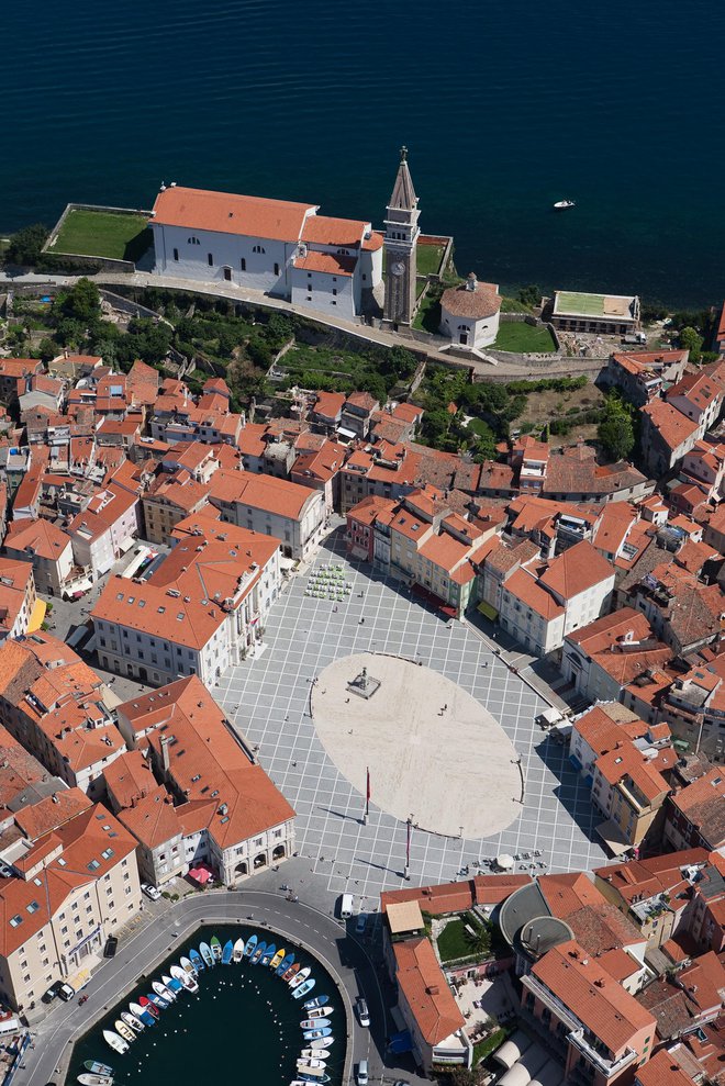 Tartinijev trg je najlepša kulisa, kar jih ima Slovenija, in pri njem avtor ne bi ničesar spremenil.

FOTO: Podreccov arhiv