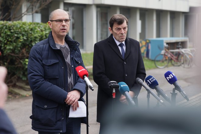 Ravnatelj doma Šemso Mujanović in minister Vinko Logaj. FOTO: Črt Piksi/Delo