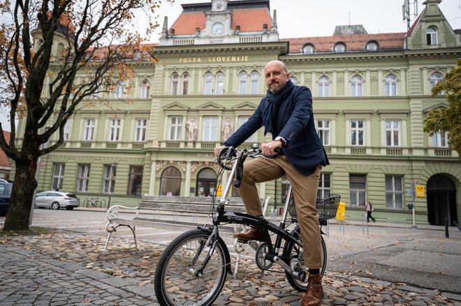 »V Sloveniji nikoli nismo imeli razprave, ali bo pošta podpirala turizem, regionalni razvoj oziroma kakšna naj bo vloga pošte v sistemu komunikacije z državo,« pravi namestnik generalnega direktorja Svetovne poštne zveza Marjan Osvald. FOTO: Arhiv Pošte Slovenije Delo