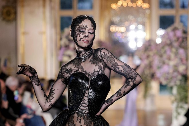 Kanadska manekenka Coco Rocha predstavlja kreacijo na modni reviji Miss Sohee, ki je potekala v okviru pariškega tedna mode. Foto: Thibaud Moritz/Afp