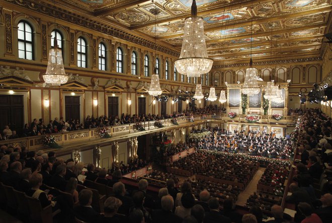 Tradicionalni novoletni koncert Dunajskih filharmonikov v zlati dvorani Musikverein je ovit v bogate cvetlične dekoracije. Dolgo so jih pošiljali iz San Rema, od leta 2014 pa zanje poskrbijo Dunajski mestni vrtovi. FOTO: Lisi Niesner/Reuters