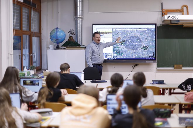 Približno 33.700 ljudi je zaposlenih v osnovnih šolah, šolah s prilagojenim programom, glasbenih šolah, zavodih za usposabljanje otrok in mladostnikov s posebnimi potrebami. FOTO: Leon Vidic/Delo