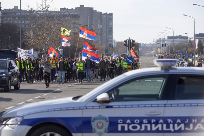 O spominskih blokadah danes ob Beogradu poročajo še iz več drugih srbskih mest. FOTO: Djordje Kojadinovic/Reuters