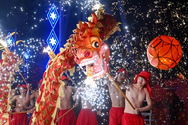 TOPSHOT - Dragon dancers perform at a park on the first day of the Lunar New Year of Snake in Beijing on January 29, 2025. (Photo by GREG BAKER/AFP) Foto Greg Baker Afp