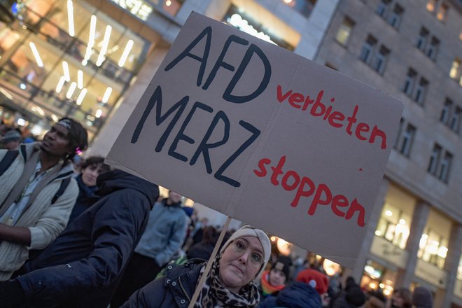 Nemci so se zaradi sodelovanja CDU in AfD v zveznem parlamentu ta teden odpravili na ulice. Zahtevajo prepoved AfD in zaustavitev predsednika CDU Friedricha Merza. FOTO: Fabian Bimmer/REUTERS